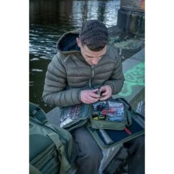 Sac De Pêche Compact Trakker NXG -Trakker Trakker NXG Luggage Lifestyle Shoot Feb 061 550x550h