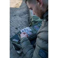 Sac De Pêche Compact Trakker NXG -Trakker Trakker NXG Luggage Lifestyle Shoot Feb 062 550x550h