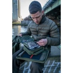 Sac De Pêche Compact Trakker NXG -Trakker Trakker NXG Luggage Lifestyle Shoot Feb 064 550x550h