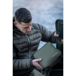 Sac De Pêche Compact Trakker NXG -Trakker Trakker NXG Luggage Lifestyle Shoot Feb 106 550x550h