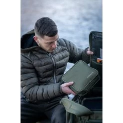 Sac De Pêche Compact Trakker NXG -Trakker Trakker NXG Luggage Lifestyle Shoot Feb 107 550x550h