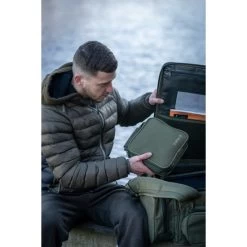 Sac De Pêche Compact Trakker NXG -Trakker Trakker NXG Luggage Lifestyle Shoot Feb 108 550x550h