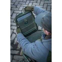 Trakker Essentials Sac XL 28 Trakker Essentials Sac XL -Trakker Trakker NXG Luggage Lifestyle Shoot Feb 237 550x550h